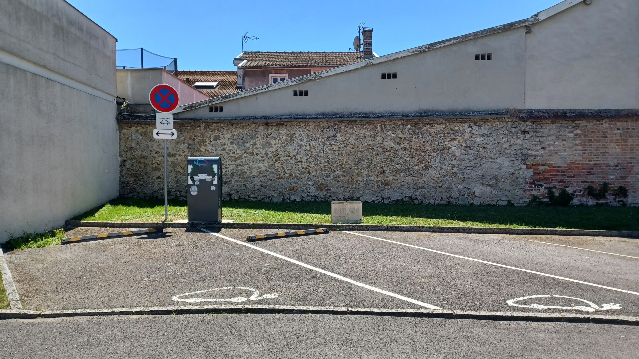 Borne électrique fonctionnelle située sur le parking de la Communauté de Communes